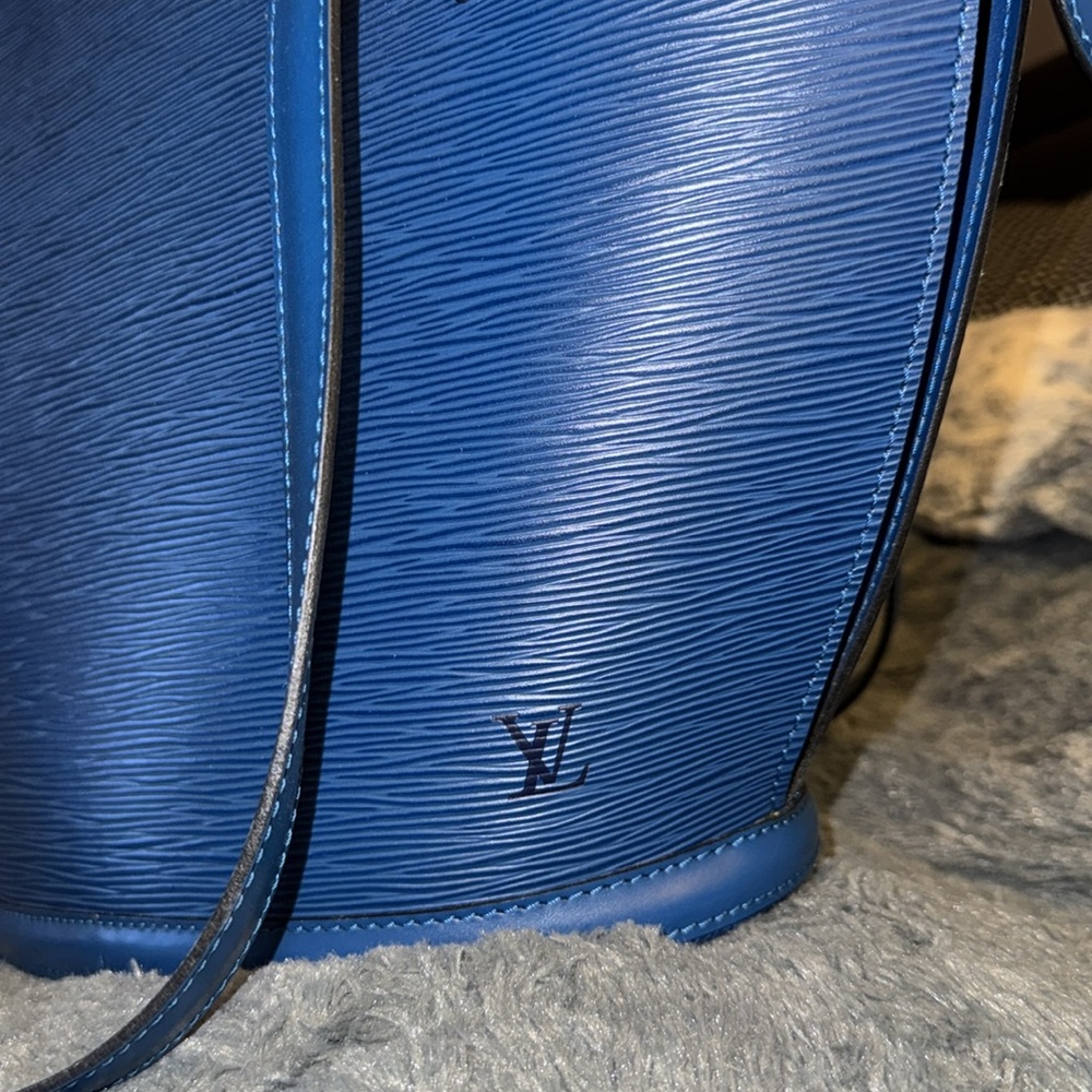 Women’s or Men’s Louis Vuitton Blue Epi Saint Jacques Bag! Excellent Condition - Picture 3 of 17